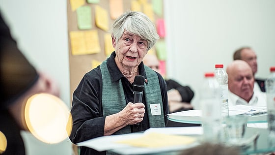 Wivie Schärfe speaking in a microphone