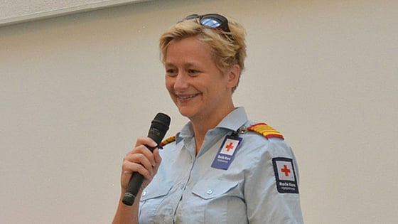 Kjersti Løvik speaking with a microphone