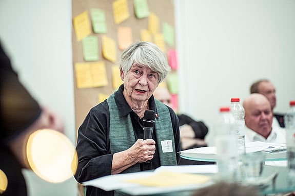 Wivie Schärfe speaking in a microphone